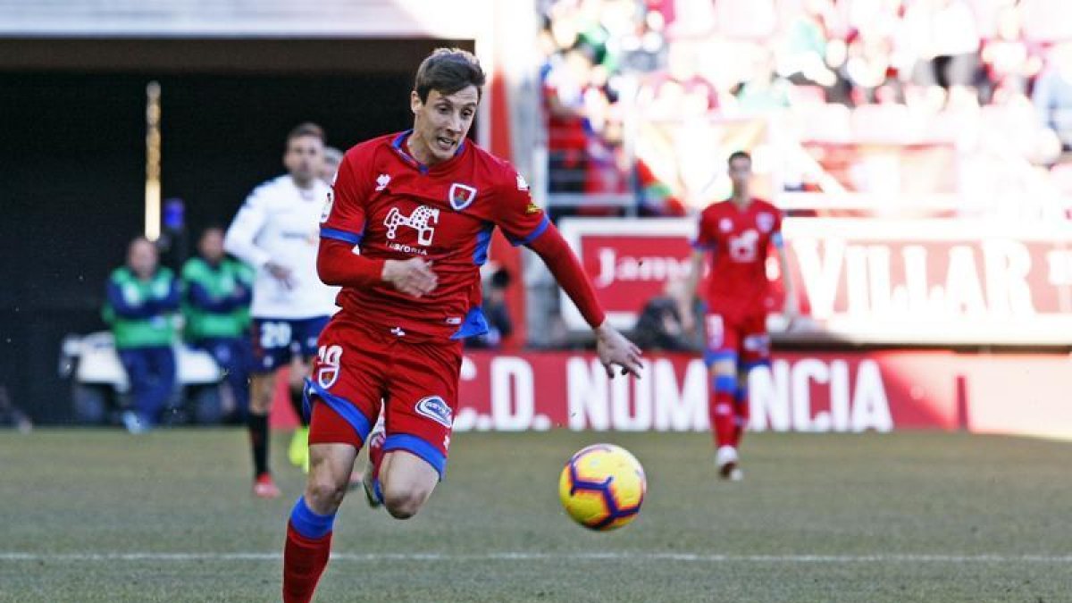 Guillermo pugna por la posesión del balón en el encuentro ante Osasuna jugado en Los Pajaritos.-Mario Tejedor
