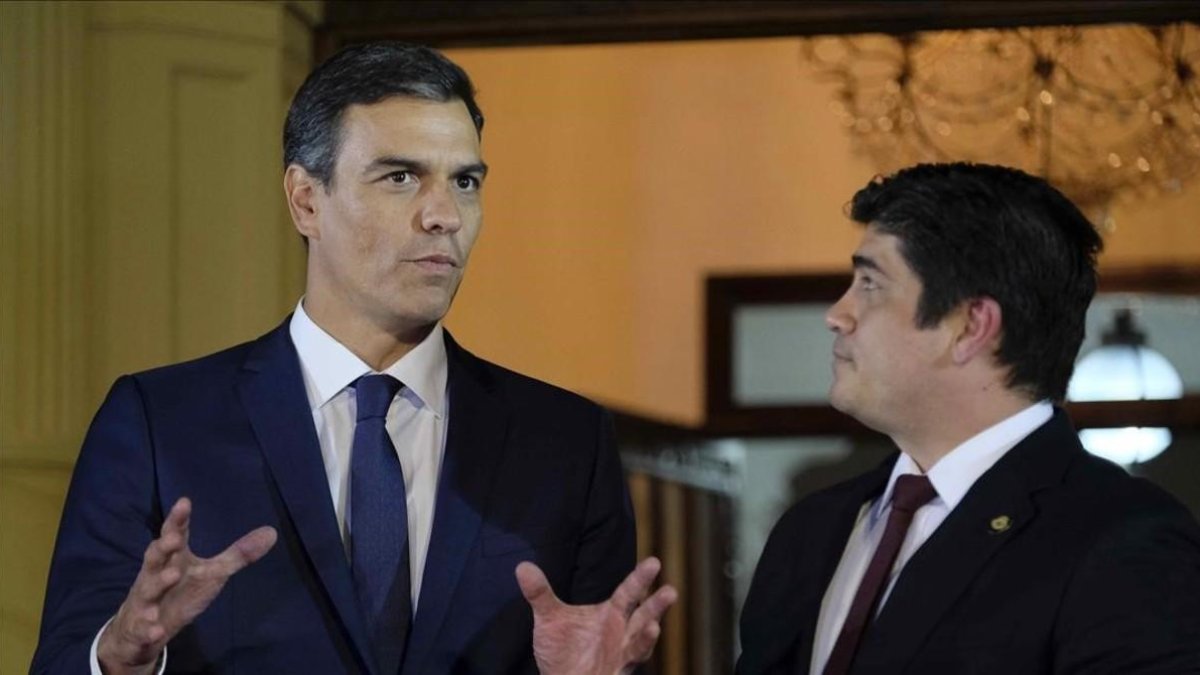 Pedro Sánchez, junto al presidente de Costa Rica, Carlos Alvarado, el pasado jueves en San José.  /-JEFFREY ARGUEDAS