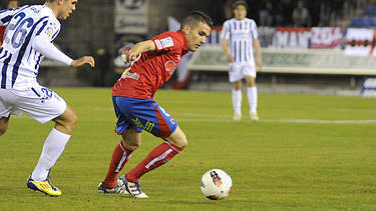 Julio Álvarez en un encuentro de esta temporada. / V. Guisande-