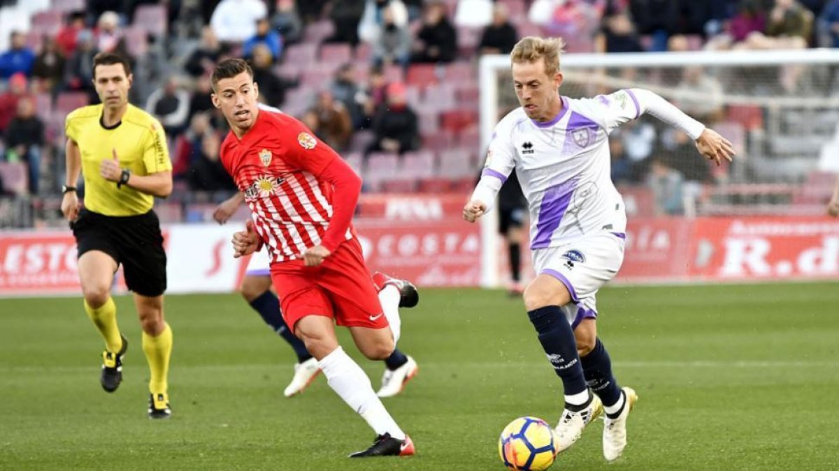 Dani Nieto estrelló un disparo en el larguero de la portería del Almería.-AREA 11
