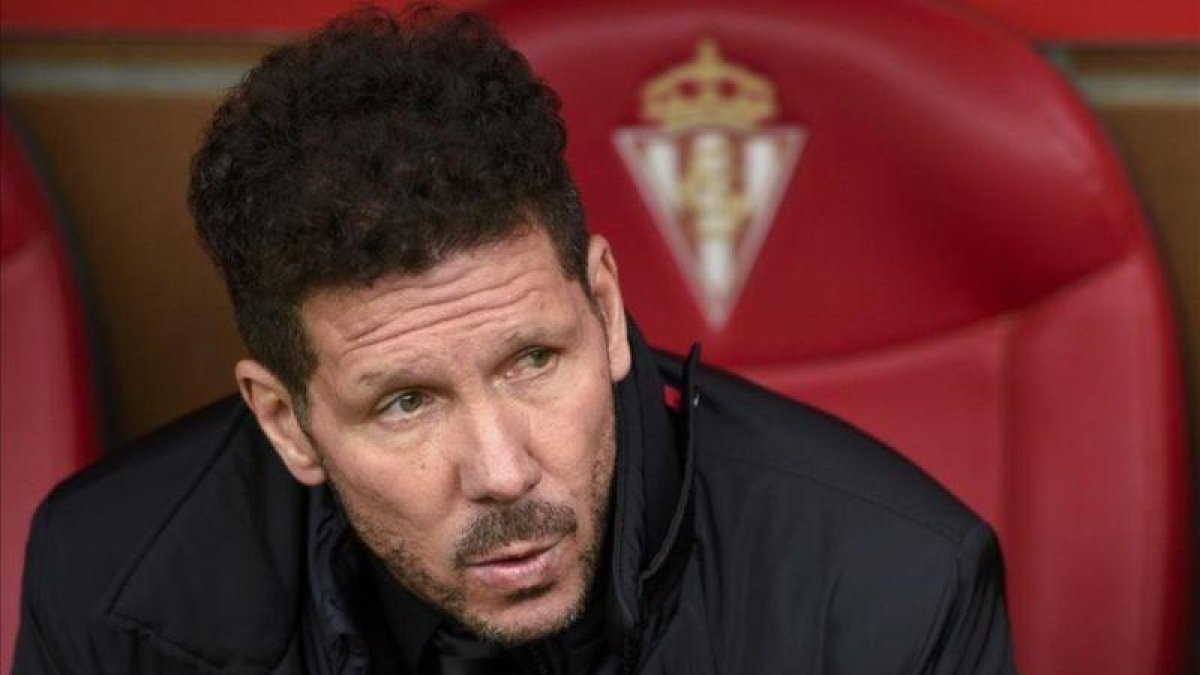 Diego Pablo Simeone, en el banquillo de El Molinón durante el partido de Liga contra el Sporting.-REUTERS / ELOY ALONSO