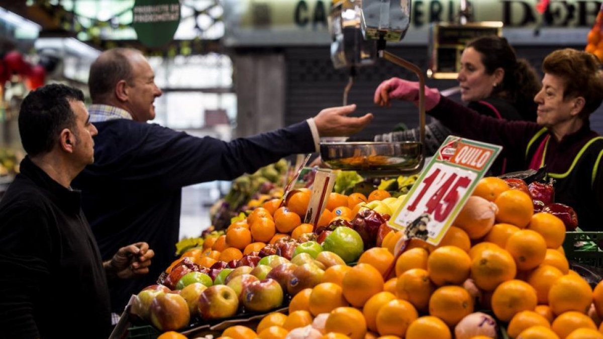 Un puesto de fruta en el interior del mercado de la Concepció.-JOAN PUIG