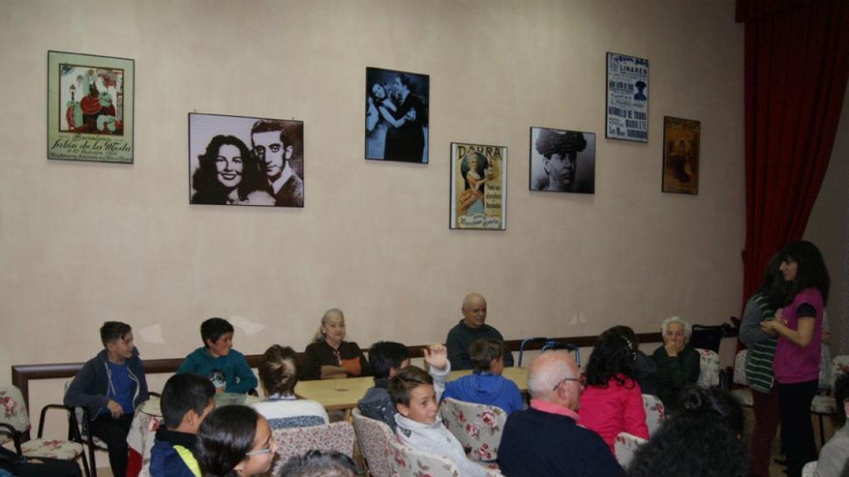 Escolares y suarios del centro comparten mesa.-HDS