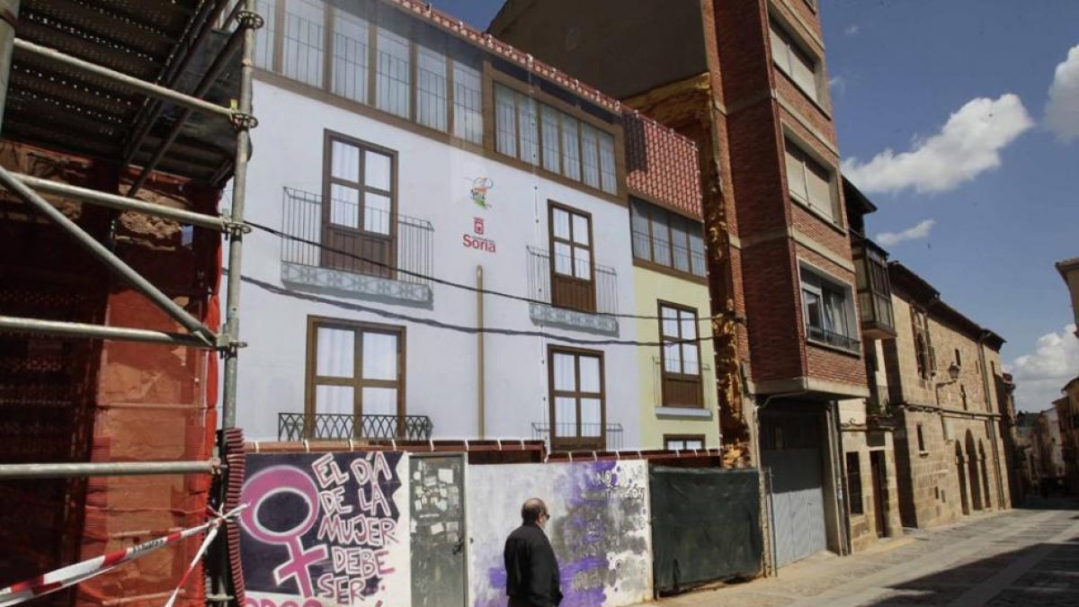 Un trampantojo disimula un solar en Fuente de Cabrejas.-Luis Ángel Tejedor
