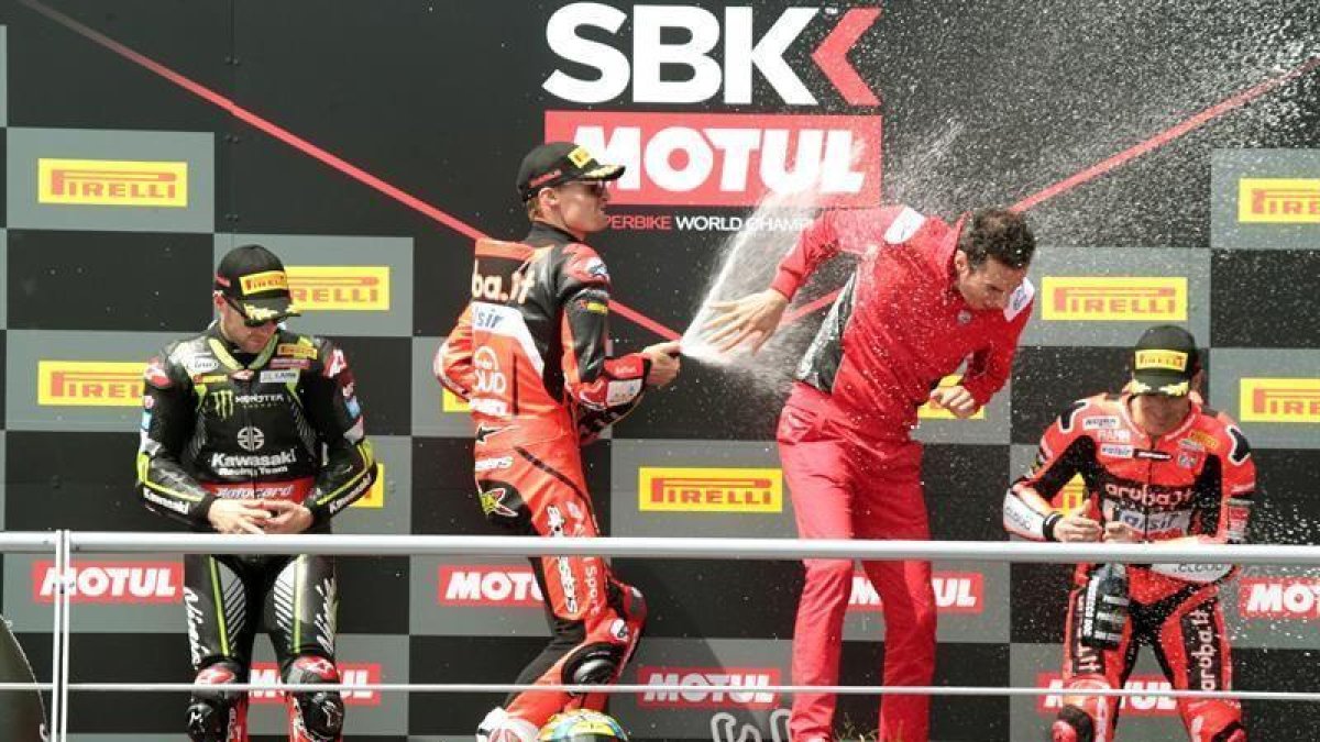 El piloto británico del equipo Aruba.it Racing-Ducati, Chaz Davies (d), celebra su victoria después de ganar la carrera de World Superbike celebrada hoy en el MotorLand Aragón.-EFE