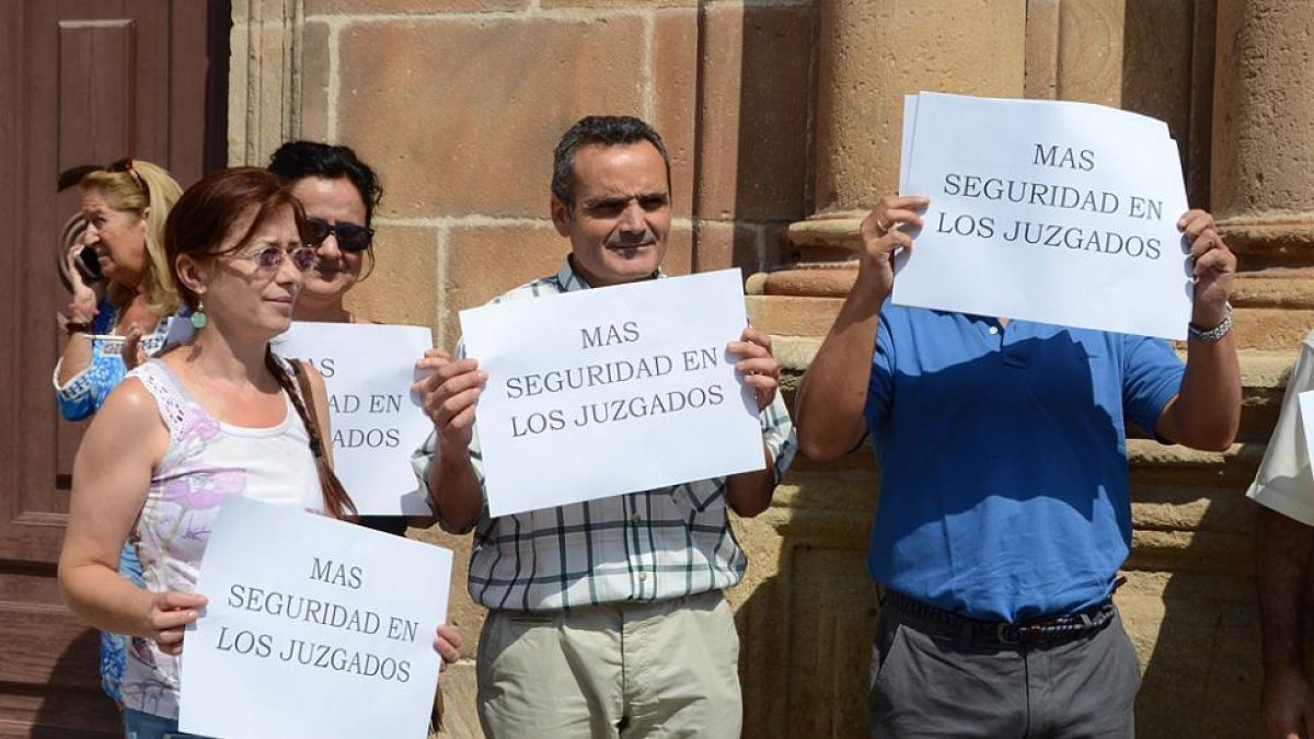 Los trabajadores de Justicia pidieron la semana pasada más seguridad.-Valentín Guisande