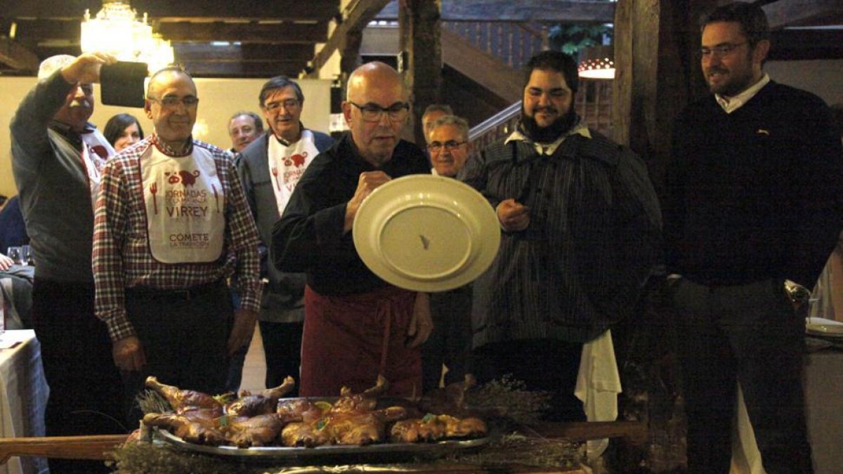 Momento en el que partió el cochinillo con el plato-María Ferrer