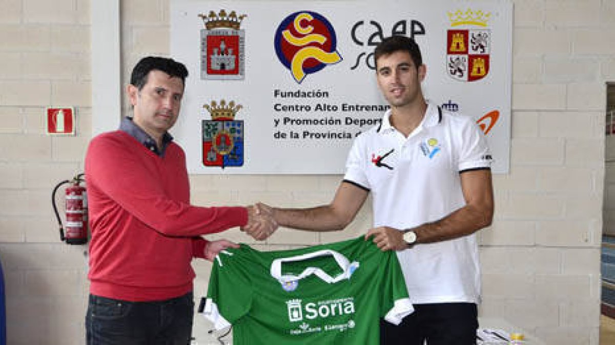 Ángel Romera y Juanmi González en la presentación del jugador. / Álvaro Martínez-