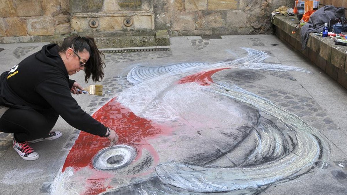 Los artistas se afanaban ayer en concluir sus creaciones ante la amenaza de lluvia de la tarde.-Valentín Guisande