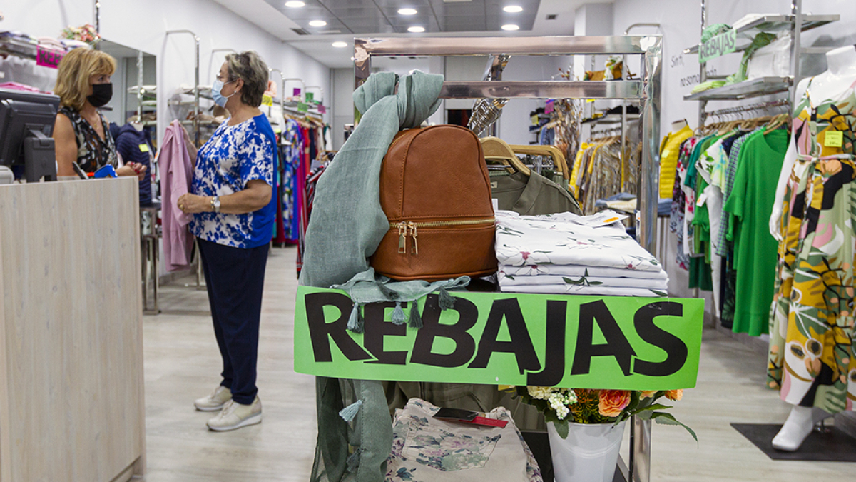 Un comercio en rebajas - MARIO TEJEDOR