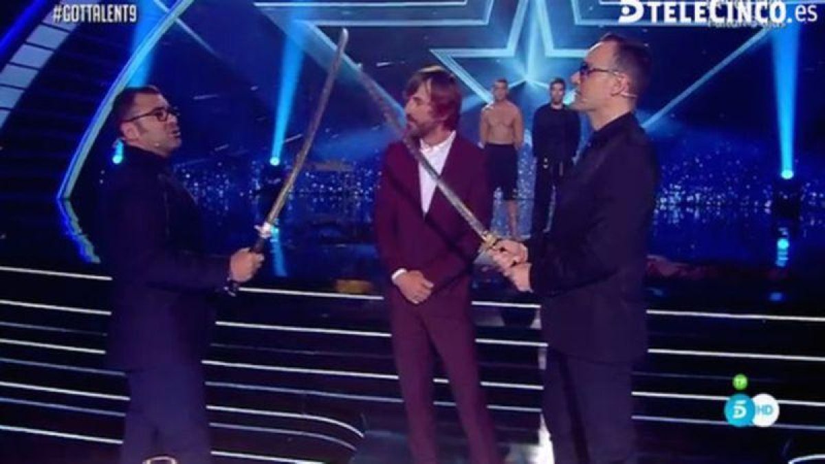Santi Millán, en medio del duelo de catanas de Jorge Javier Vázquez y Risto Mejide en 'Got talent'.-MEDIASET