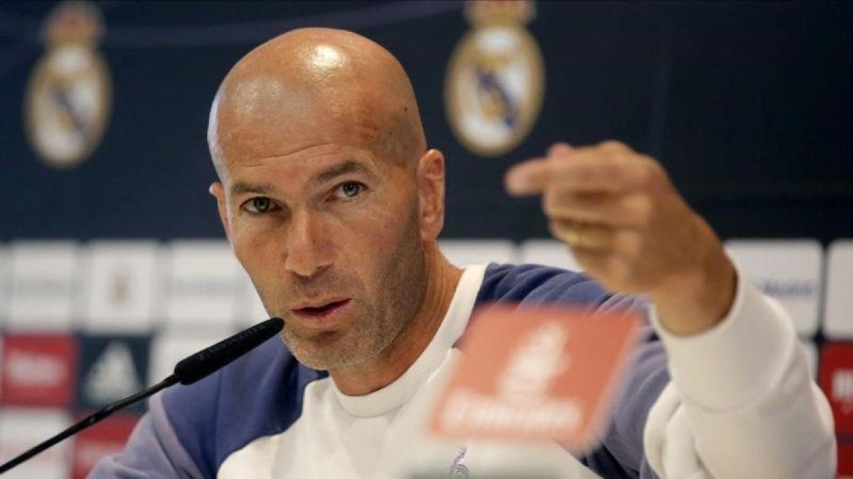 Zinedine Zidane, durante la rueda de prensa de este viernes en la ciudad deportiva de Valdebebas.-JOSE LUIS ROCA