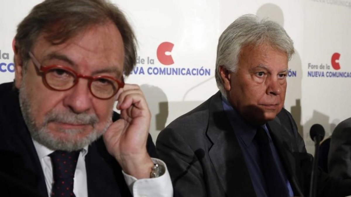 Juan Luis Cebrián y Felipe González, en un acto en Madrid en septiembre del 2013.-AGUSTÍN CATALÁN
