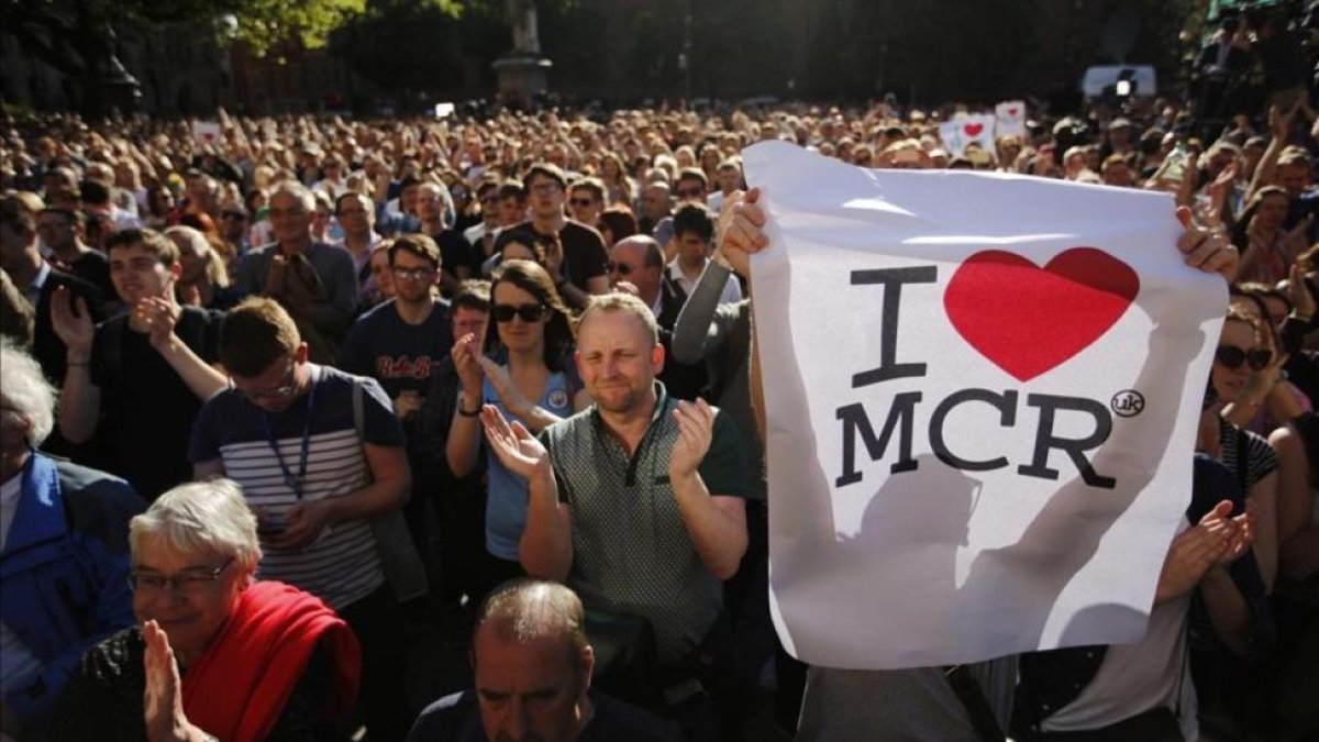 Una multitud sigue la vigilia en la plaza de Albert Square, en Manchester, tras el ataque suicida en el concierto de Ariana Grande, el 23 de mayo.-AP / EMILIO MORENATTI