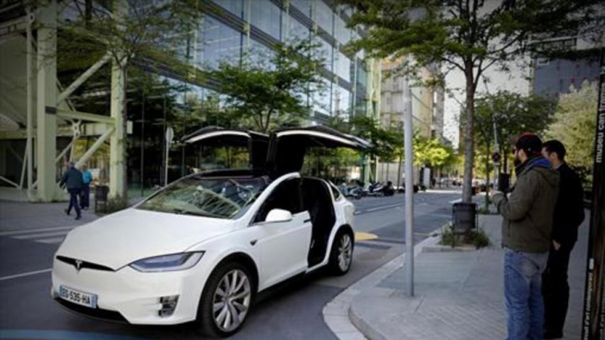 Un coche eléctrico de la marca Tesla en una calle del 22@.-FERRAN NADEU