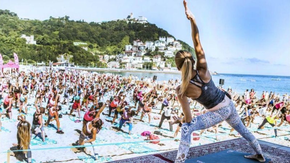 Verómica Blume imparte una clase magistral de yoga en la playa de Ondarreta de San Sebastián.-TIMO JARVINEN