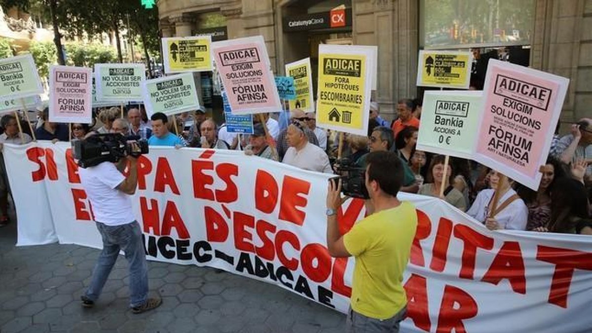 Concentración de afectados por preferentes y cláusulas suelo hipotecarias en Barcelona-RICARD CUGAT