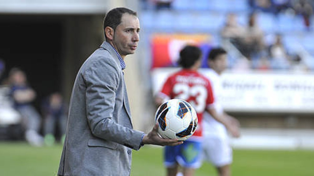 El técnico del Numancia, Pablo Machín. / VALENTÍN GUISANDE-