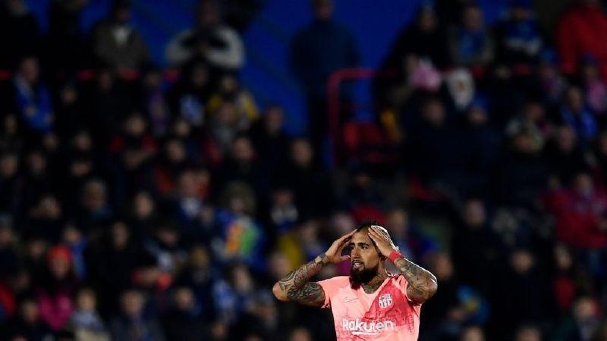 Arturo Vidal en el partido del FC Barcelona ante el Getafe.-AFP