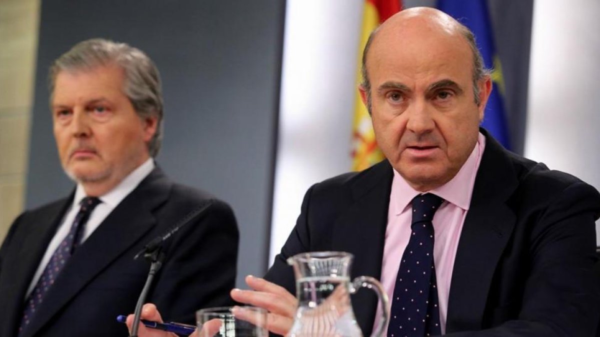 El ministro portavoz, Íñigo Méndez de Vigo, y el ministro de Economía, Luis de Guindos, en la rueda de prensa posterior al Consejo de Ministros.-JUAN MANUEL PRATS