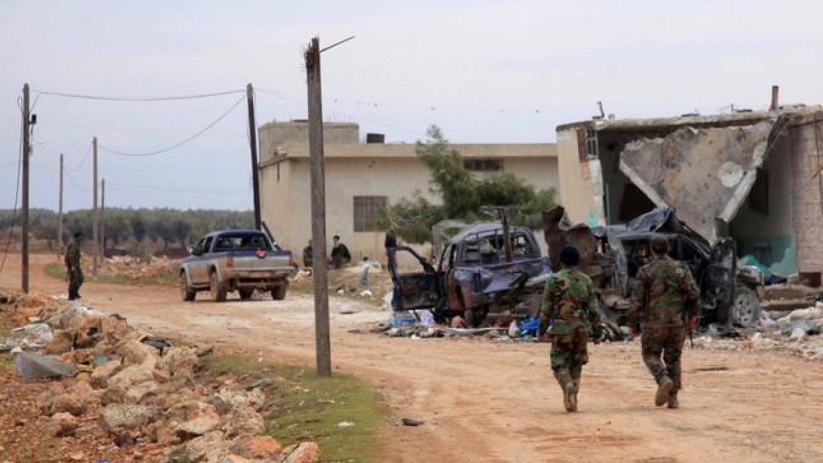 Soldados sirios patrullan en una localidad recién ocupada en los alrededores de Alepo.-AFP / GEORGE OURFALIAN