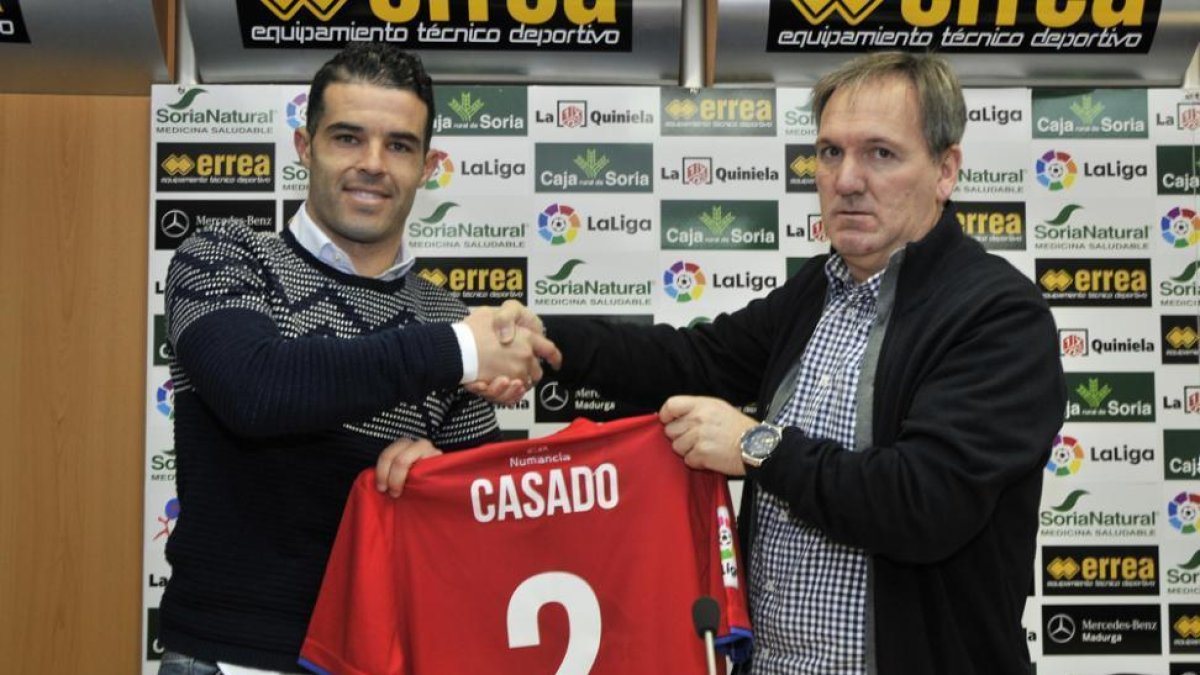 Casado y Eduardo Rubio en la presentación del jugador en la sala de prensa de Los Pajaritos.-Valentín Guisande