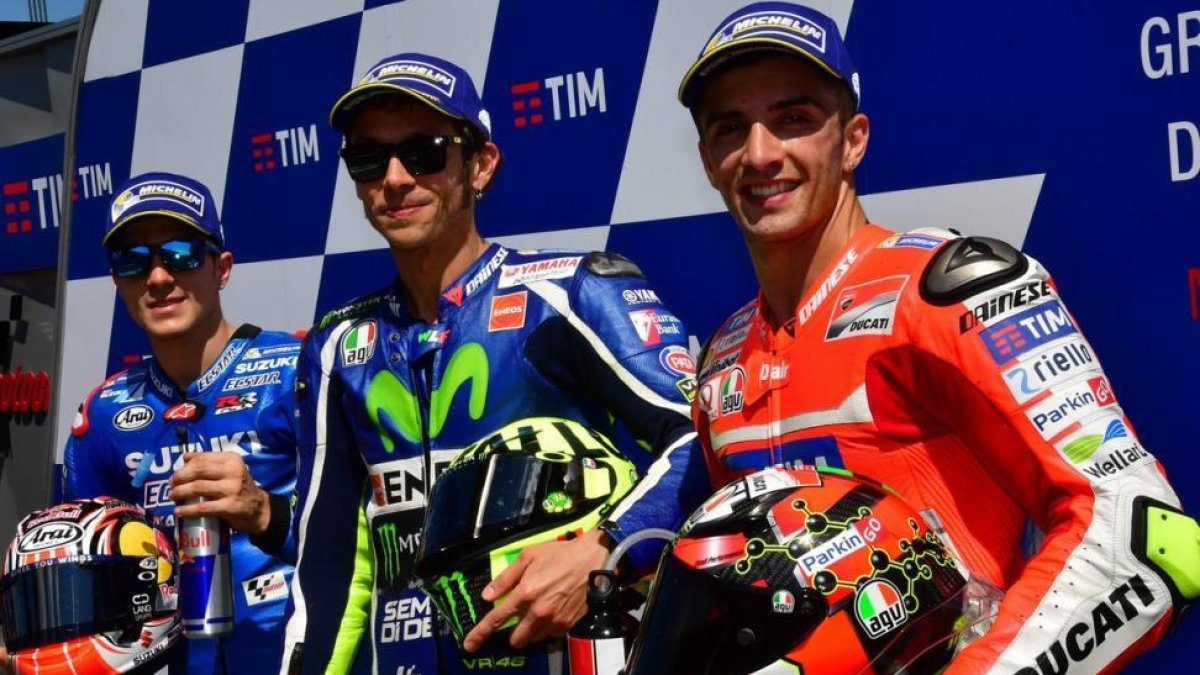 Rossi celebra la 'pole', flanqueado por Viñales (izquierda) y Iannone.-AFP