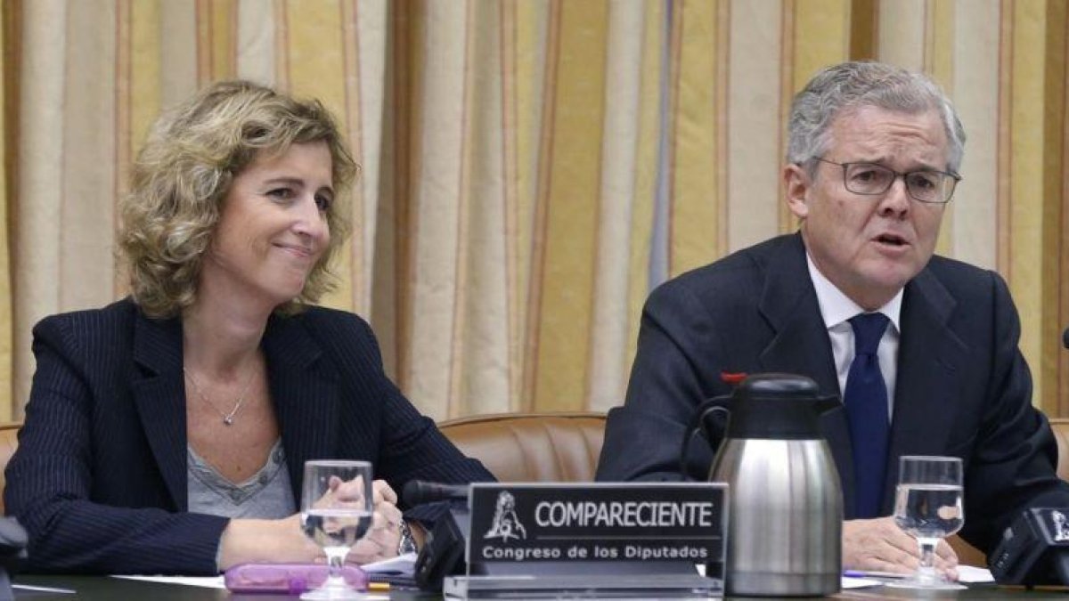 Ana María Martínez-Pina y Sebastián Albella, vicepresidenta y presidente de la CNMV, en la Comisión de Economía del Congreso el pasado noviembre.-Kiko Huesca