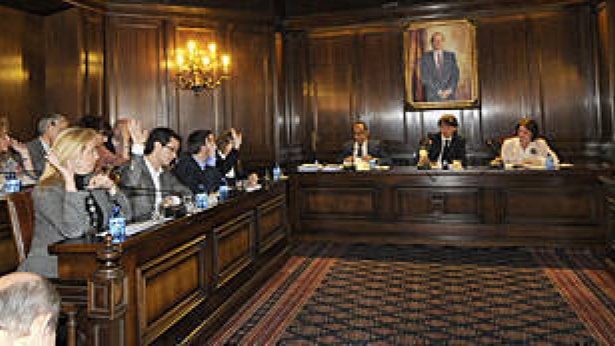 Una de las votaciones del pleno de ayer, en la que los concejales del PP se abstienen. / VALENTÍN GUISANDE-