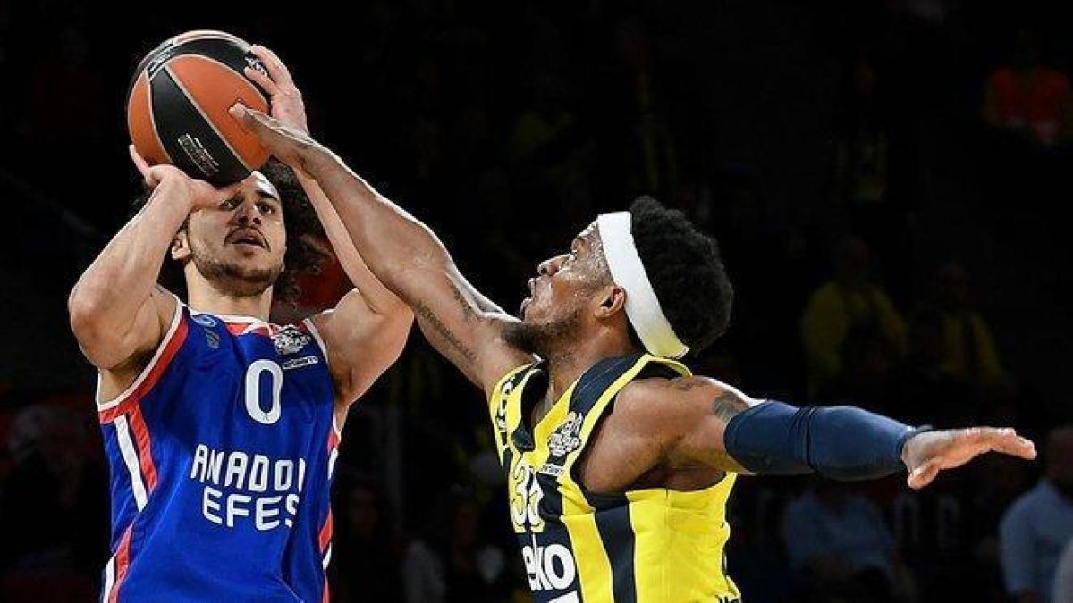Shane Larkin lanza a canasta ante Bobby Dixon.-AFP / LLUÍS GENÉ