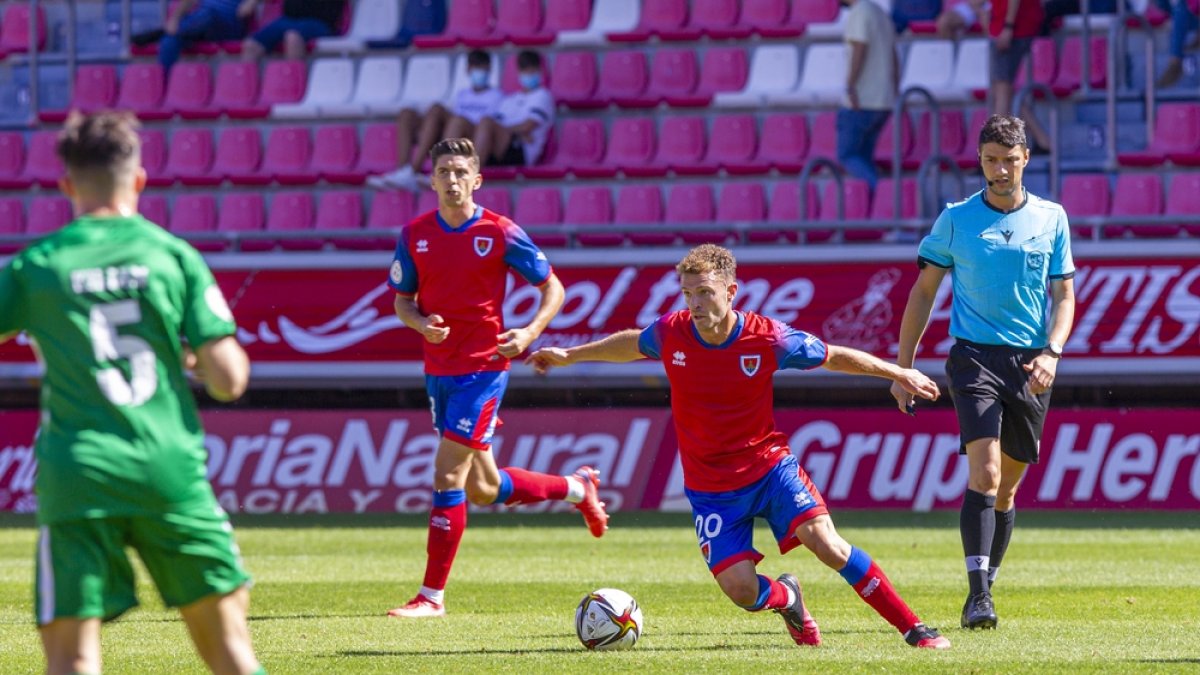 Jordi Tur y Jaume Pol son dos de los fijos en el once del Numancia que mañana juegue en Ejea. MARIO TEJEDOR