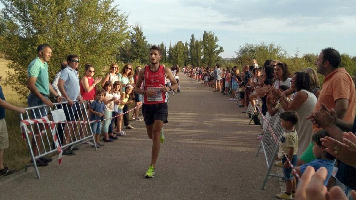 Nacho Barranco en el momento de llegar a la meta en el monte Valonsadero.-Nuria Fernández
