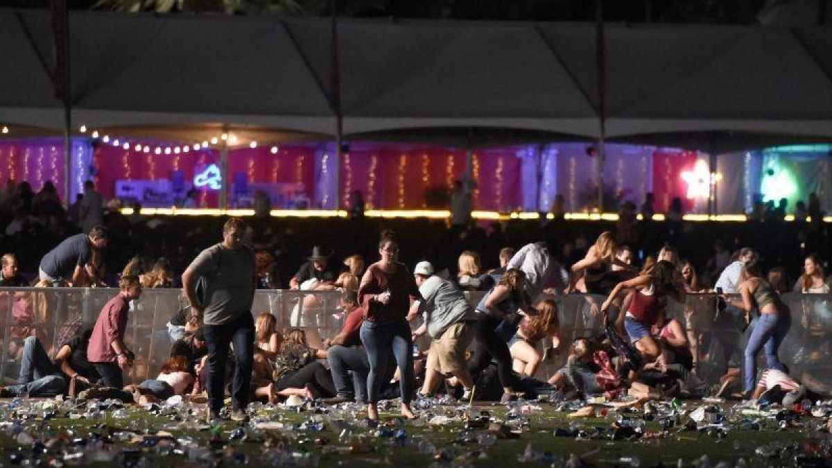 Decenas de personas corren tras el tiroteo en el festival Route 91 Harvest, este domingo en Las Vegas.-AFP / DAVID BECKER