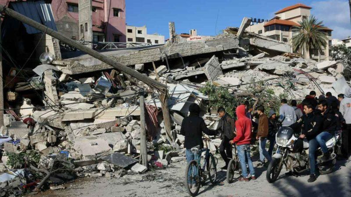 La campaña de bombardeos israelís de represalia alcanza el centro de Gaza capital. En la foto, un edificio destrozado en Gaza.-ADEL HANA