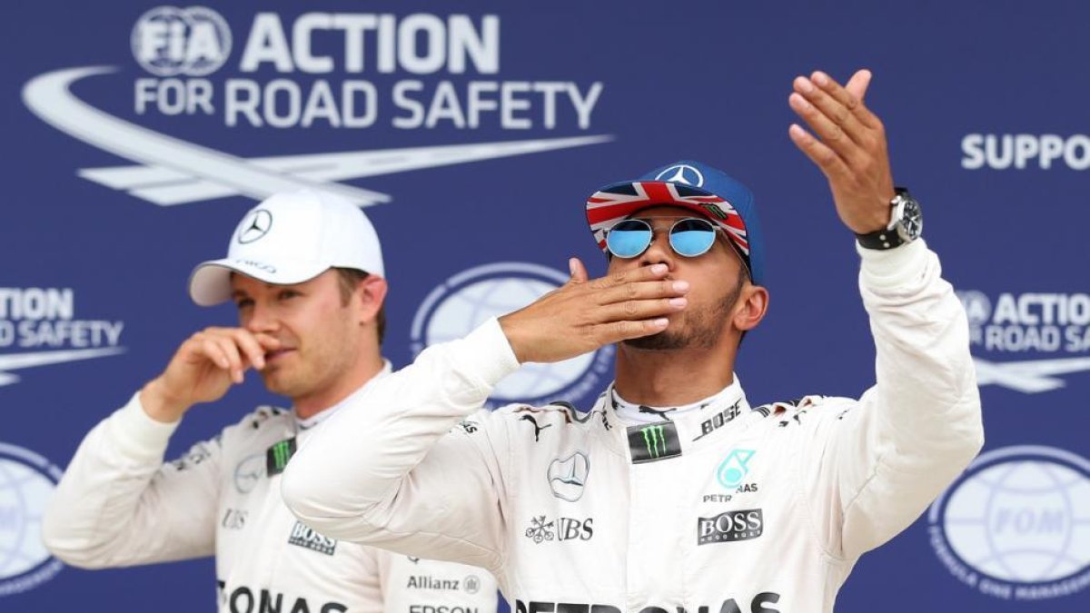 Hamilton y Rosberg saludan a los aficionados tras las calificaciones en Silverstone.-REUTERS