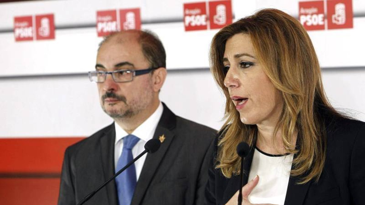 La presidenta de Andalucía, Susana Díaz, junto con al secretario general del PSOE aragonés, Javier Lamban, en la sede del partido socialista.-Foto: EFE