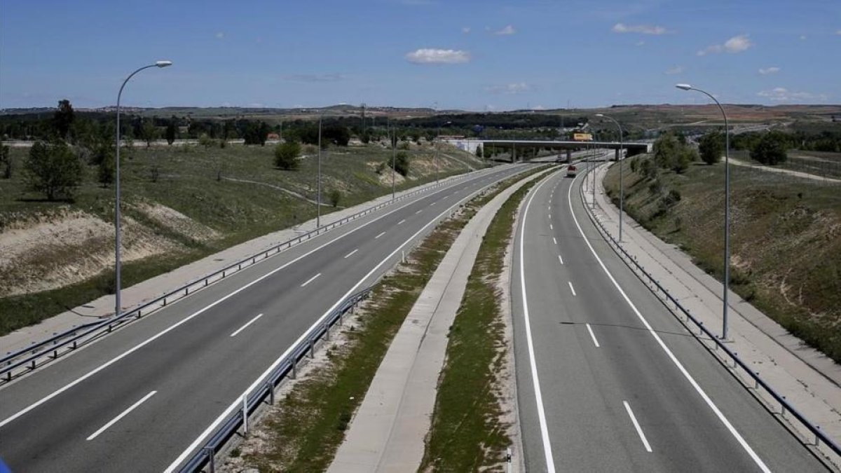 La autopista R-2 de Madrid, con escasa intensidad de tráfico-EL PERIÓDICO / ARCHIVO