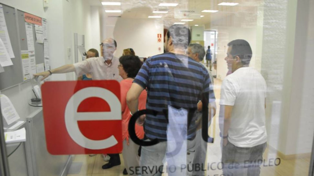 Personas en el Ecyl.-VALENTÍN GUISANDE