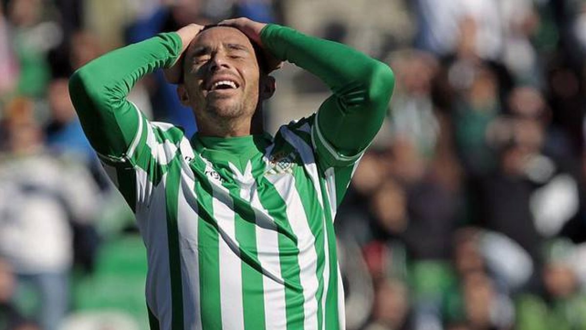 Rubén Castro se lamenta tras fallar una oportunidad, en un partido del Betis en el estadio Benito Villamarín.-Foto: EFE/ JULIO MUÑOZ