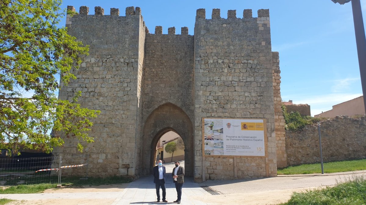 Miguel Latorre y Jesús Cedazo durante la visita a la muralla adnamantina. HDS