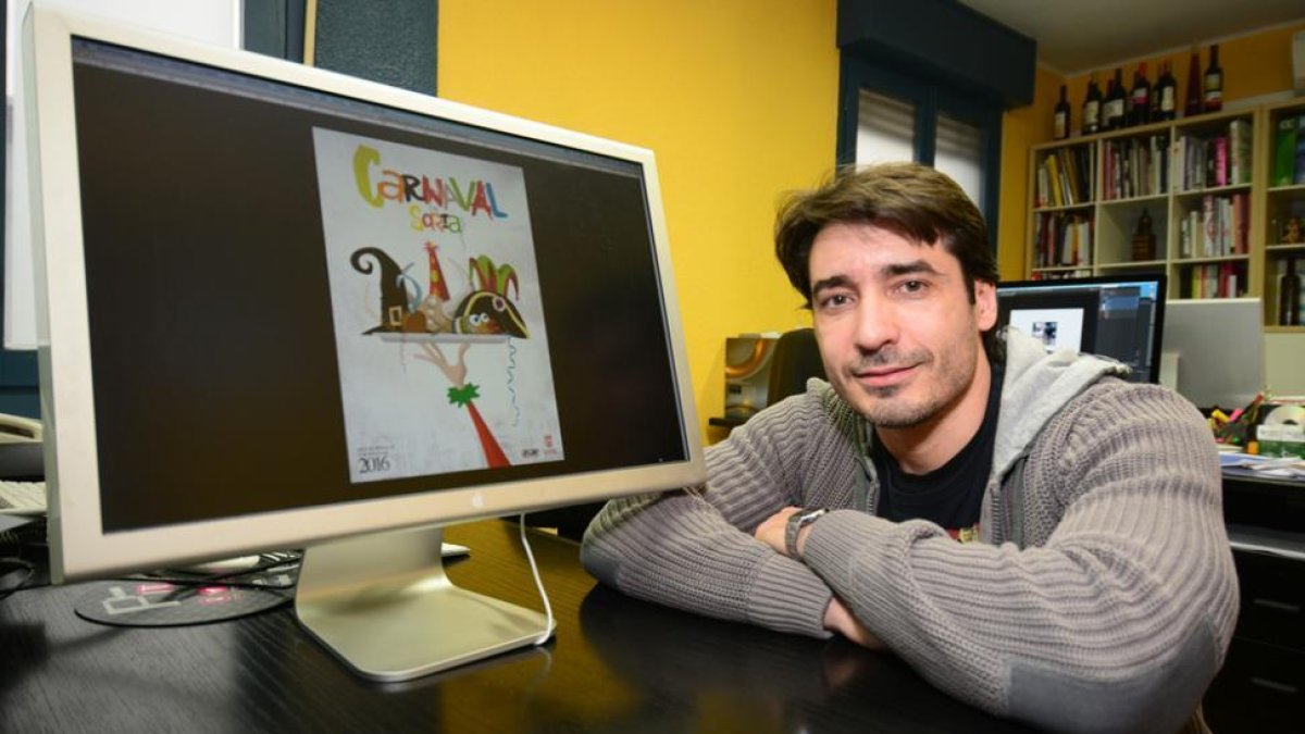 El premiado con el cartel ganador.-