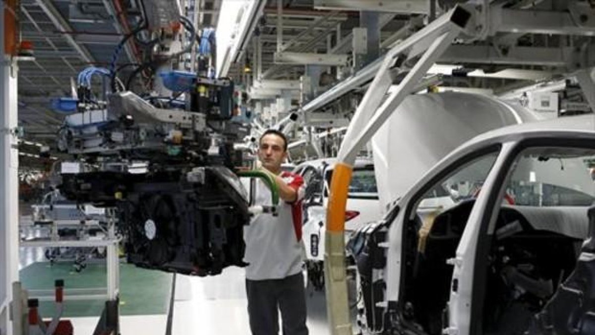 Un trabajador de la fábrica de Seat de Martorell.-REUTERS / GUSTAU NACARINO