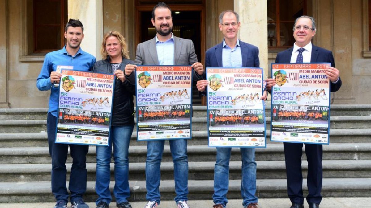 Rubén Andrés, Pilar Antolín, Ángel Hernández, Carmelo Antón y Tomás Mugarza ayer en el Ayuntamiento.-Álvaro Martínez