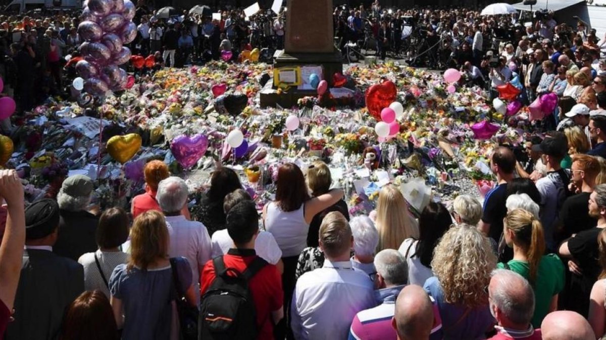 La multitud congregada en Manchester en homenaje a las víctimas.-BEN STANSALL / AFP