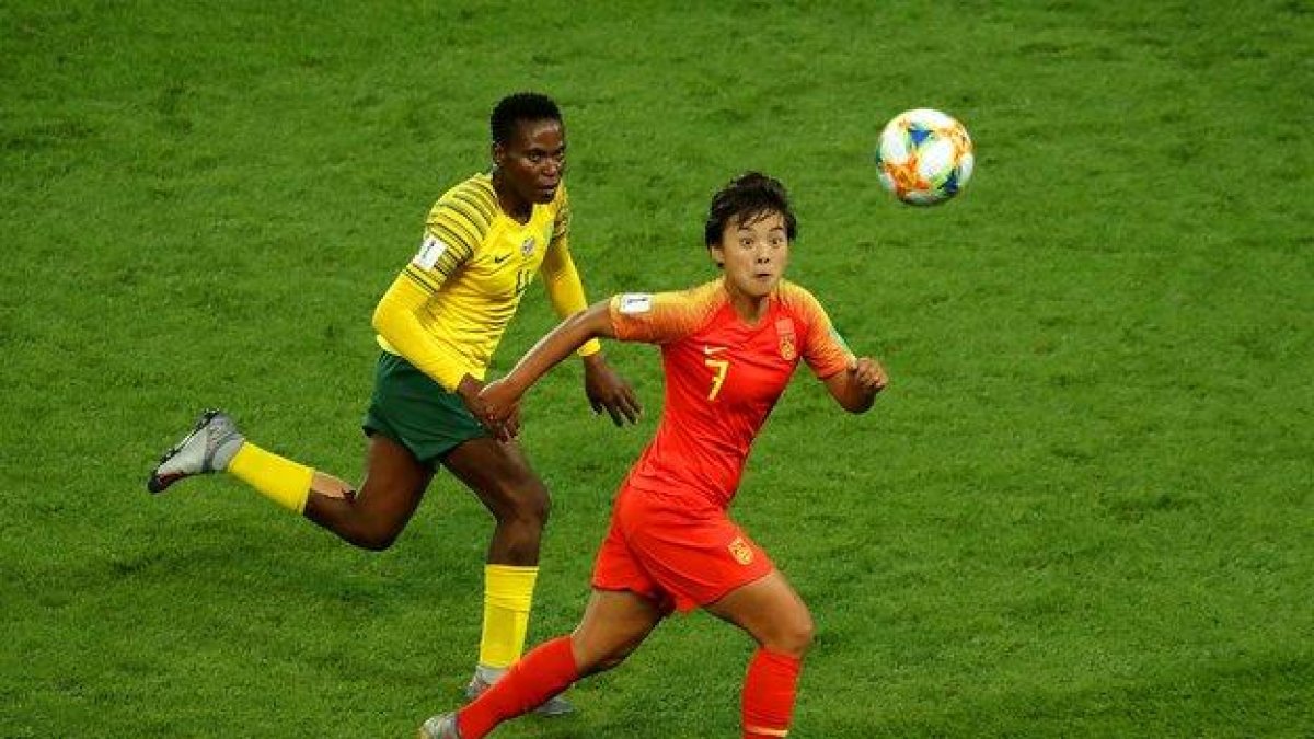 Shuang Wang, la estrella china, de rojo, durante el pasado Mundial de fútbol disputado en Francia.-RICHARD HEATHCOTE / GETTY IMAGES