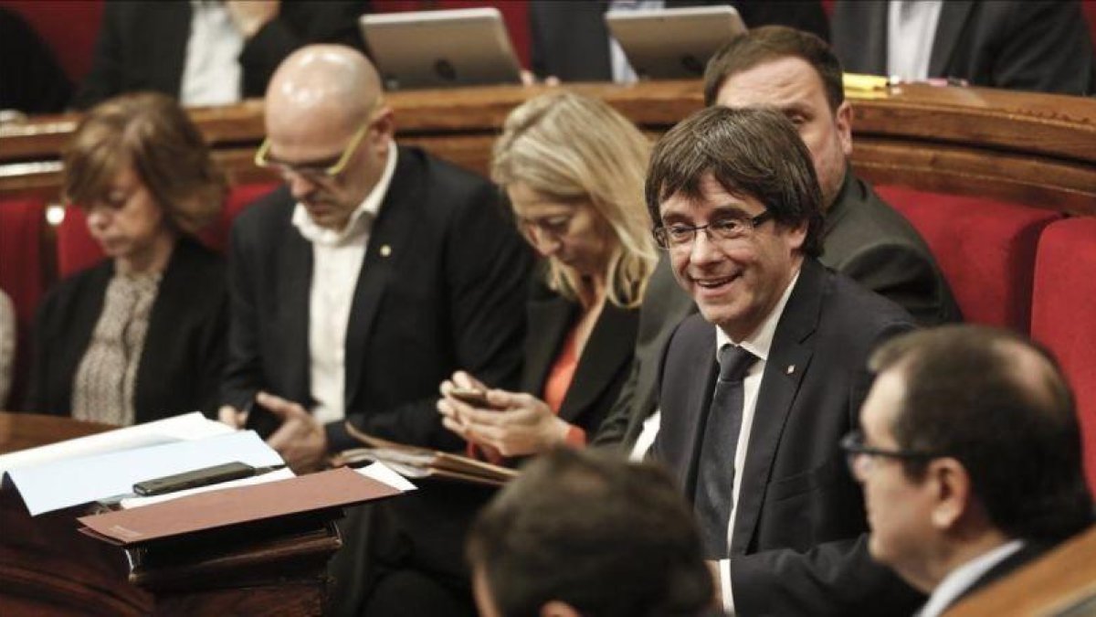 El presidente de la Generalitat, Carles Puigdemont, durante la sesión de control en el Parlament.-JULIO CARBO