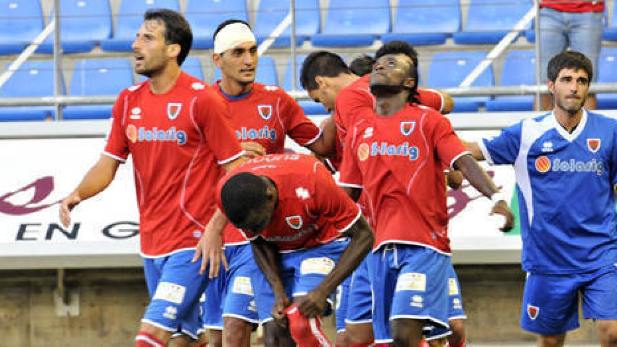 Los jugadores del Numancia celebran uno de los goles anotados ante el Sporting. / DIEGO MAYOR-