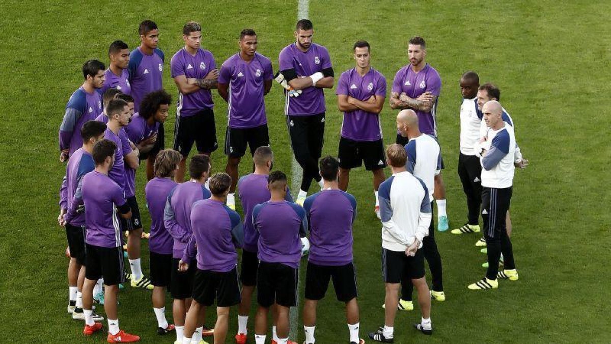 Reunión del cuerpo técnico y la plantilla del Real Madrid.-EFE / CHEMA MOYA
