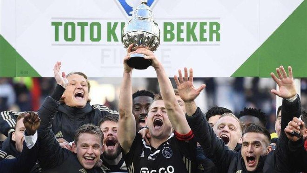 El Ajax celebra la consagración de la Copa de Holanda.-