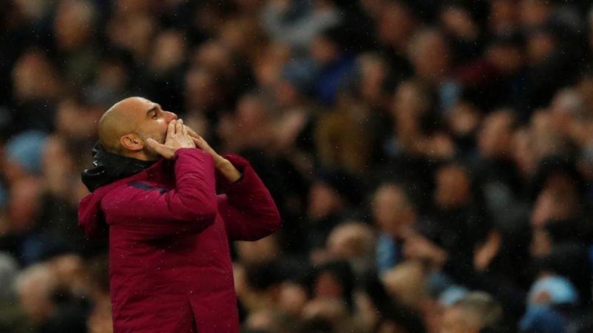 Pep Guardiola celebra el triunfo sobre el Burnley en el Etihad Stadium de Manchester.-REUTERS / ANDREW BOYERS